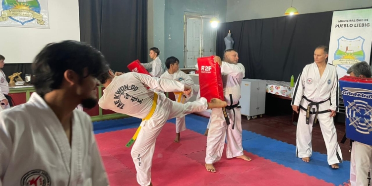 CLASE ESPECIAL EN LA ESCUELA MUNICIPAL DE TAEKWONDO