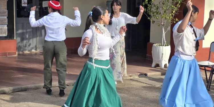 Acto por el Día de la Revolución de Mayo en la Escuela secundaria “Hipólito Vieytes”