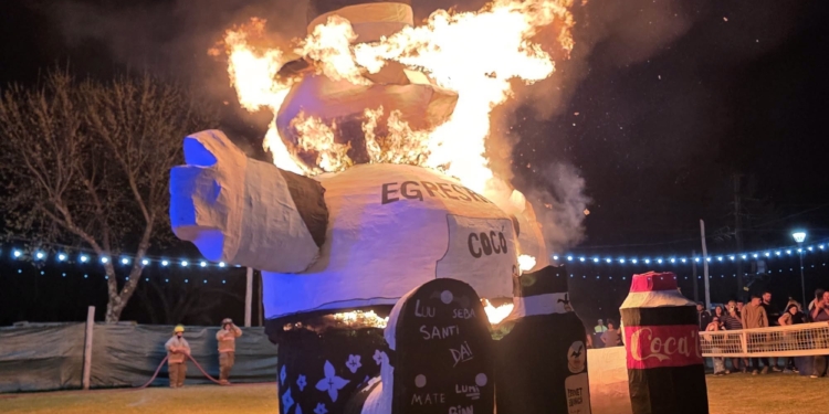 ¡La promo 2026 tuvo su Quema del muñeco y fiesta de la primavera